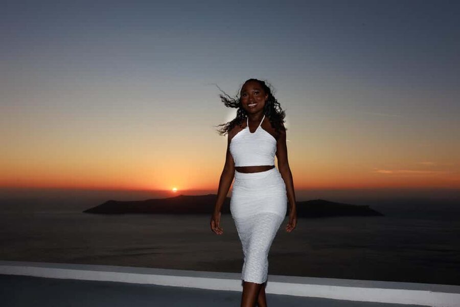Santorini: Private 30-Minute Photoshoot in Oia - Posing Direction That Helps You Look Like Yourself