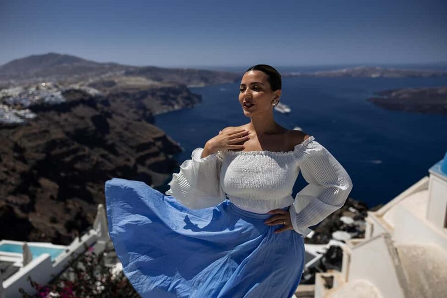 Santorini: Private 30-Minute Photoshoot in Oia - What to Bring (and What Can Get You Stuck)