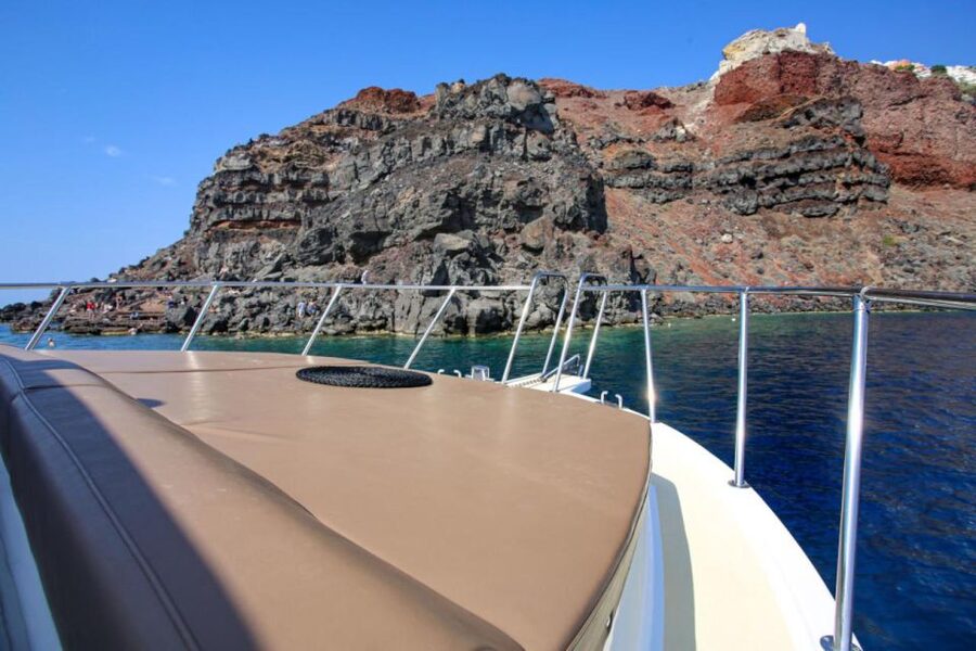 Santorini Private Cruise Sightseeing Tour with BBQ & Drinks - BBQ lunch and drinks on tap: what this break gives you