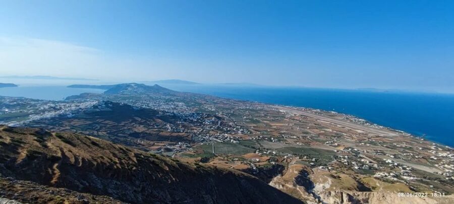 Santorini: Private Sunset Tour with Picnic & Transfer - Practical tips for enjoying Santorini at sunset (without stress)