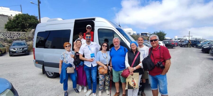 Santorini: Private Tour in Spanish with Local Guide - Perivolos Black Sand Beach: organized, easy, and comfort-friendly