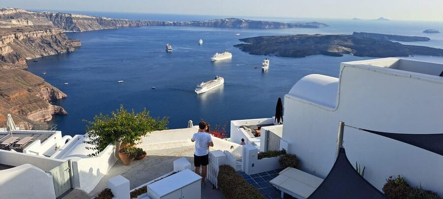 Santorini: Private Tour in Spanish with Local Guide - Finikia and the route through the caldera towns