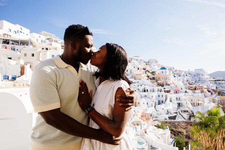 Santorini Proposal: A Luxury Photoshoot for Your Yes! Moment - The Photographer’s Role During the Big Moment