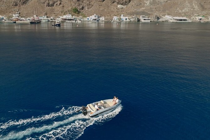 Santorini Rent a Boat - License free private cruise - Vlichada meeting point and getting settled quickly