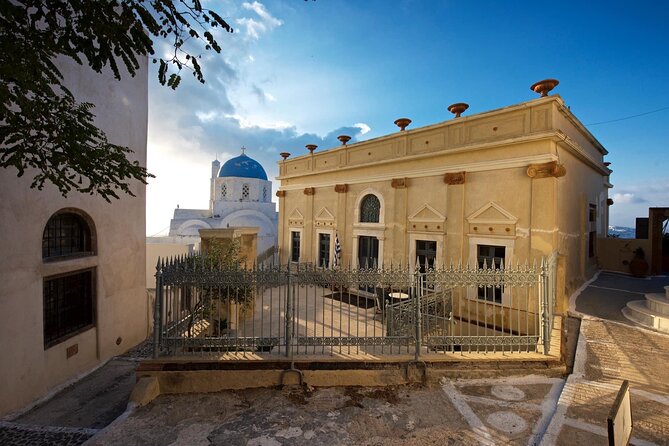 Santorini's Highlights Tour Experience - Oia: whitewashed alleys and the three blue domes