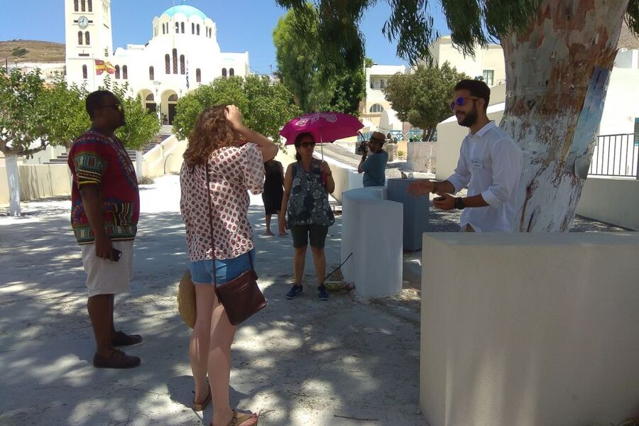 Santorini: Traditional Sightseeing Bus Tour with Oia Sunset - Quick hits before you go