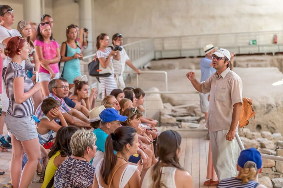 Santorini: Traditional Sightseeing Bus Tour with Oia Sunset - Santorini wine tasting, what you get and what to expect