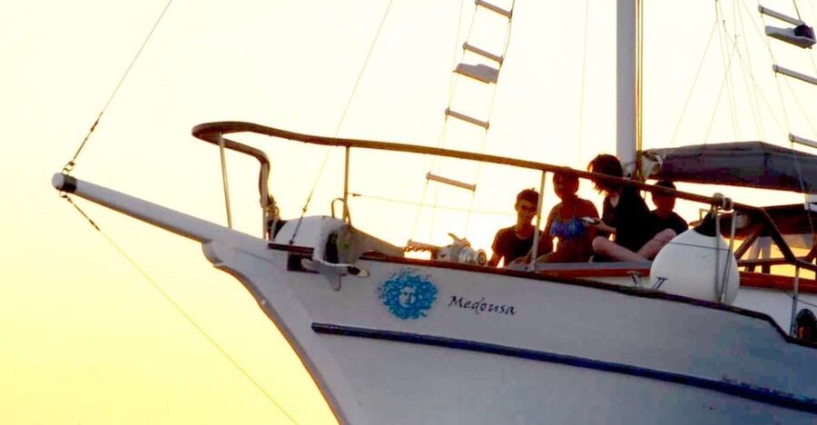 Santorini: Traditional Wooden Boat Tour with Meal and Wine - Lunch or Dinner on Board: Greek Comfort Food With White Wine