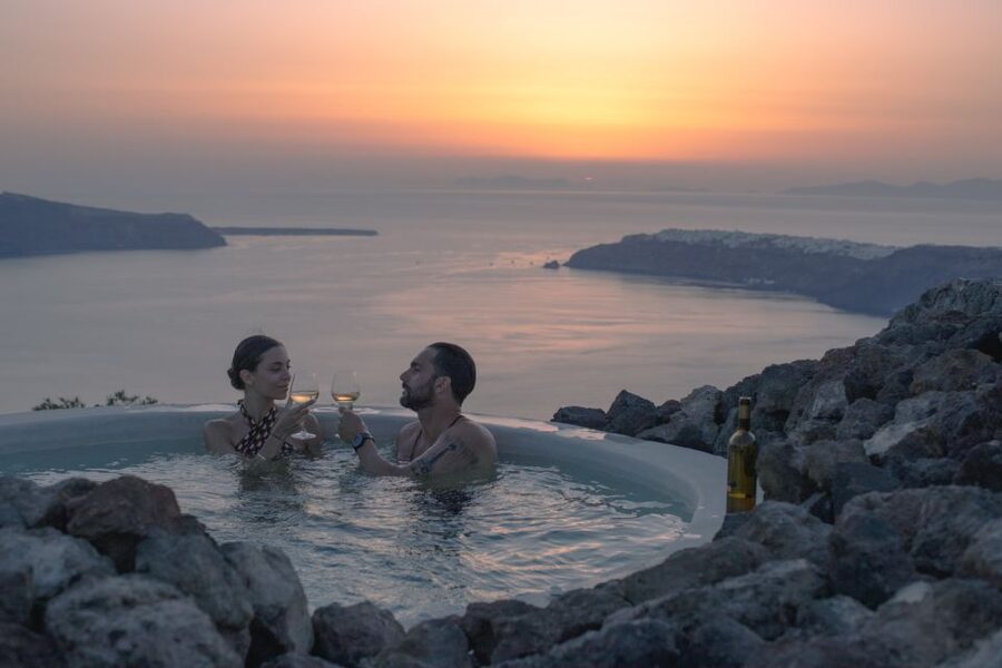 Santorini: Volcanic Hot-Tub Experience with Caldera Views - The Drinks and Fruit Part That Actually Adds Value