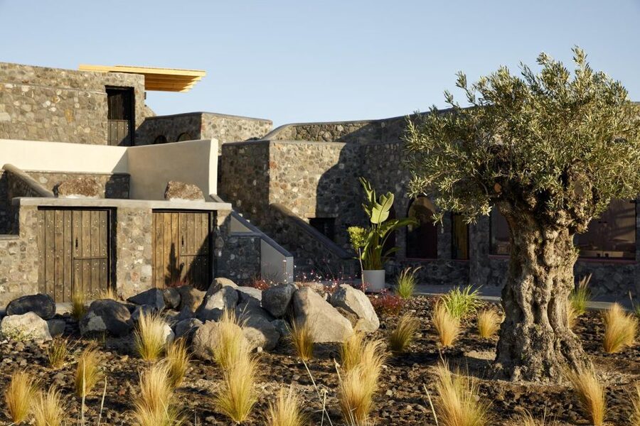 Santorini: Volcanic Hot-Tub Experience with Caldera Views - White Pearl Cavalieri and the Cliffside Estate Mood