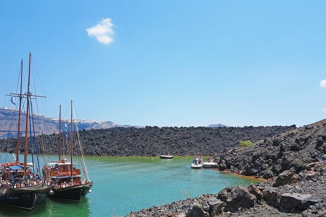 Santorini Volcanic Islands Cruise: Volcano, Hot Springs and Thirassia - The Boat Ride on a Caïque: Comfort, Sound, and Crowd Reality