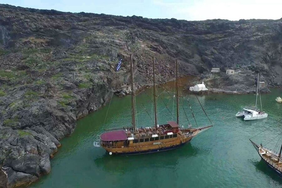 Santorini: Volcanic Sunset Cruise with Dinner - Entering the Volcano Area and Hot Springs, With the Real-Time Limits