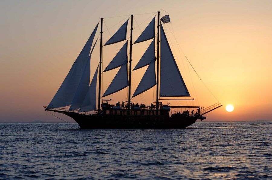 Santorini: Volcanic Sunset Cruise with Dinner - The Sunset Viewing Spot: Why Timing Matters Here