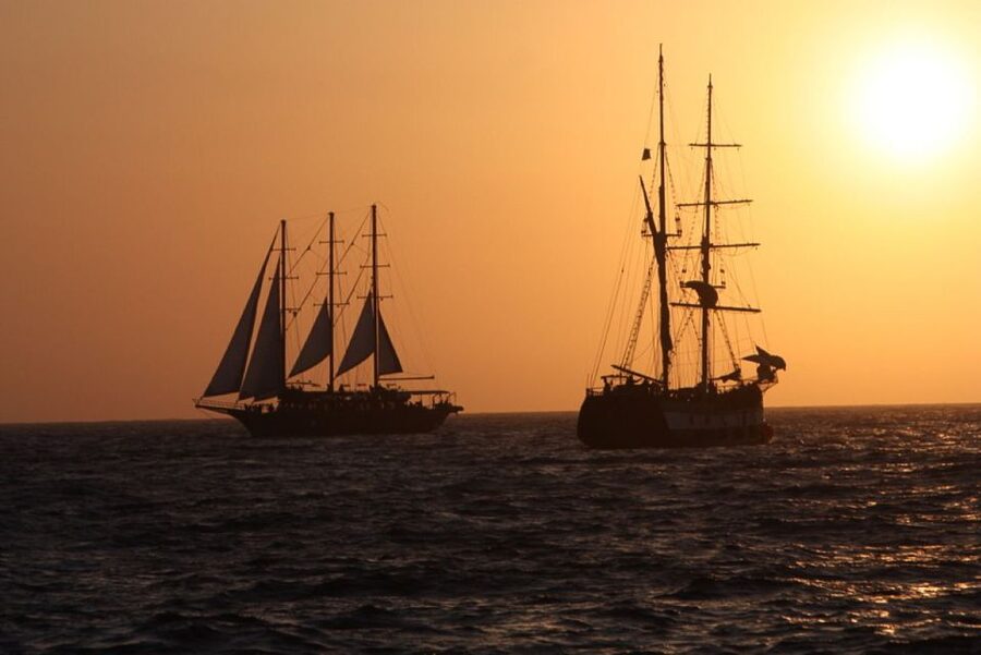 Santorini: Volcanic Sunset Cruise with Dinner - Dinner on Board vs Dinner at Captain John’s Taverna