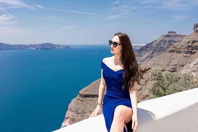 Santorini Walking Photoshoot Experience in OIA - Why an Oia walking photoshoot works in real life