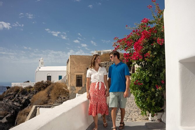 Santorini Walking Photoshoot Experience in OIA - The Oia streets: where most of your photos will come from
