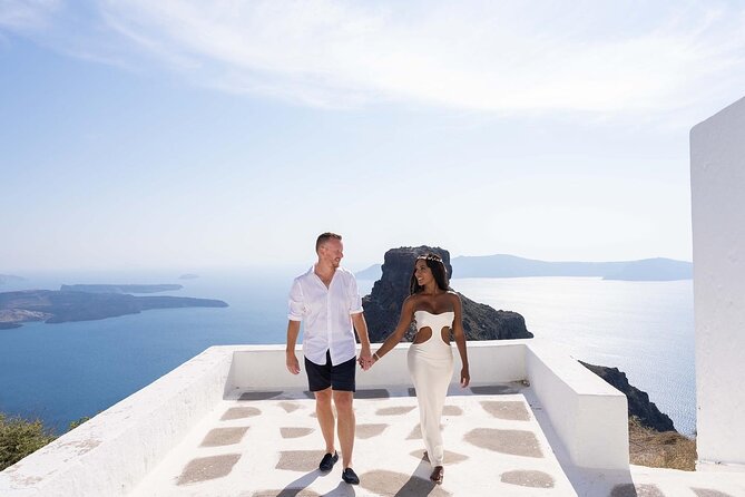 Santorini Walking Photoshoot Experience in OIA - Photo deliverables: what 250-500 digital plus 50-100 edited means for you