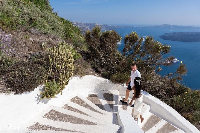 Santorini Walking Photoshoot Experience in OIA - Private, up to 2 people: the attention level is the hidden benefit