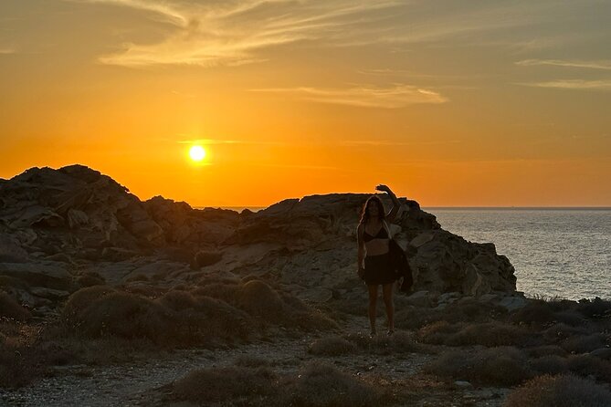 The Highlights of Santorini on a Mini Bus Daily Sunset Tour - Stop 5: Oia’s Blue Domes and Sunset Walk (The Best Use of Your Time)