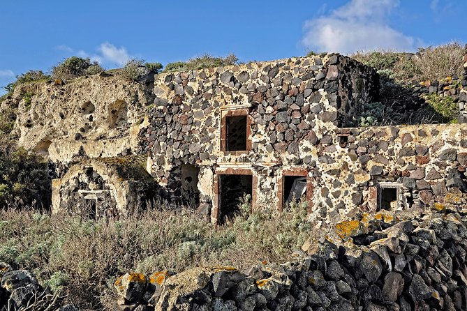 Thirassia Island: 6hr Private Tour with Lunch from Santorini - Boat time from Ammoudi Bay: the start that sets the tone