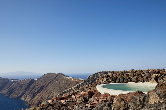 Volcanic Hot-Tub with Caldera View for Ultra-Romantic Couples - Drinks and fruit: small inclusion, big mood shift